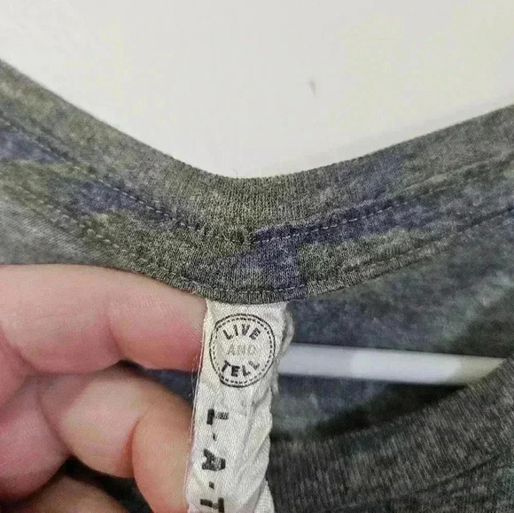 Live and tell graphic tee! - Picture 2 of 5